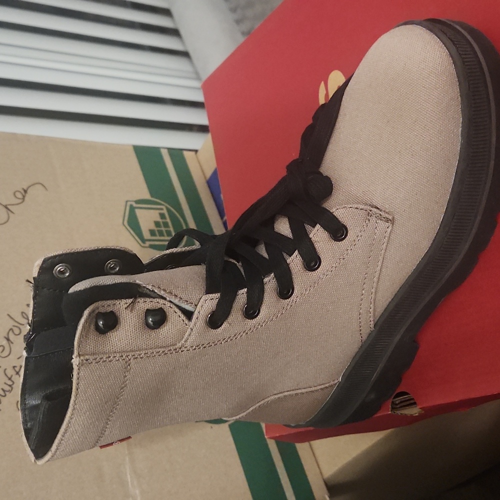 Levi boots